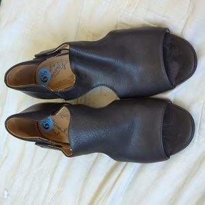 Natural Soul Open Toe Short Heals